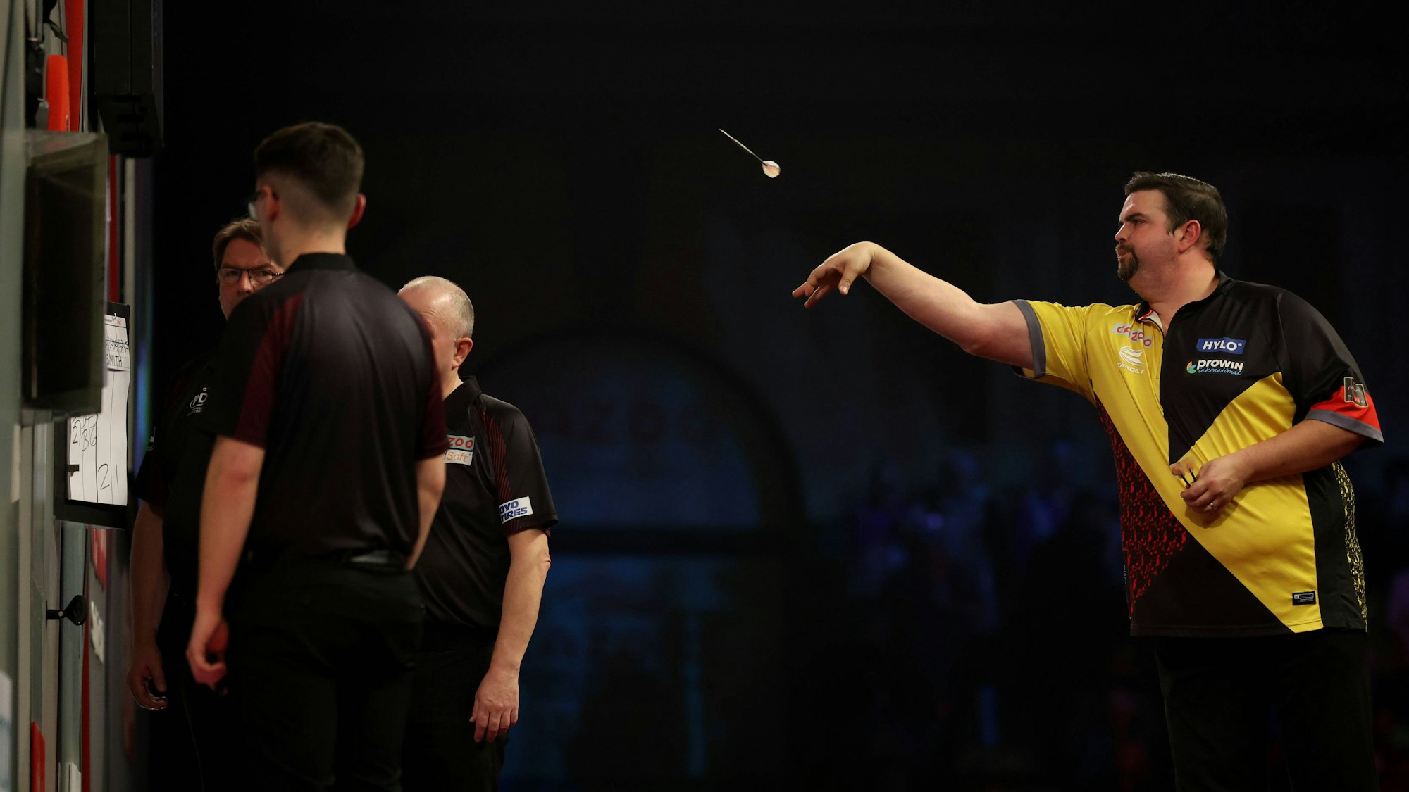 Der deutsche Dartsprofi Gabriel Clemens wirft einen Dartpfeil.