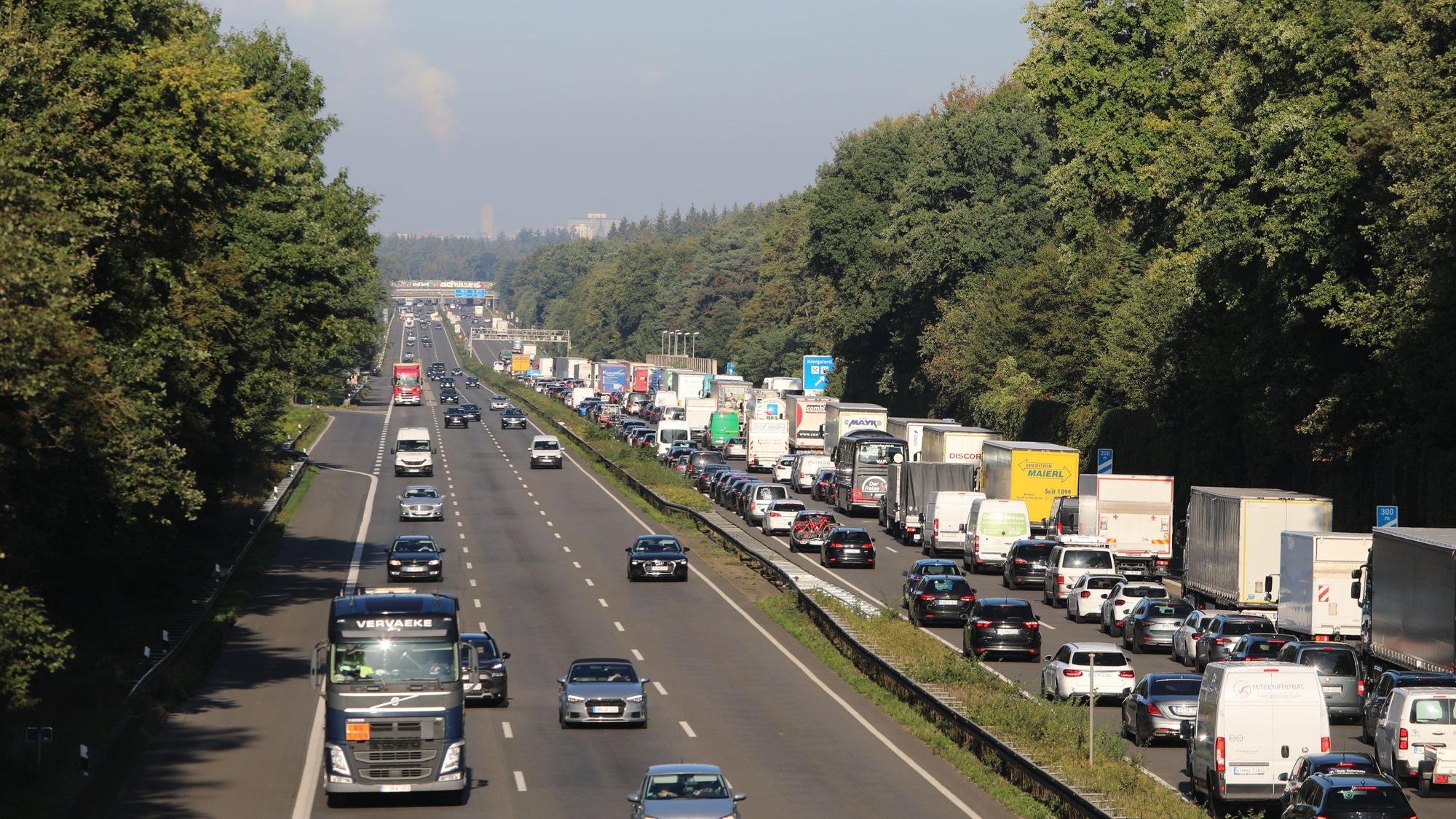 Stau auf der Autobahn 3 bei Rösrath.