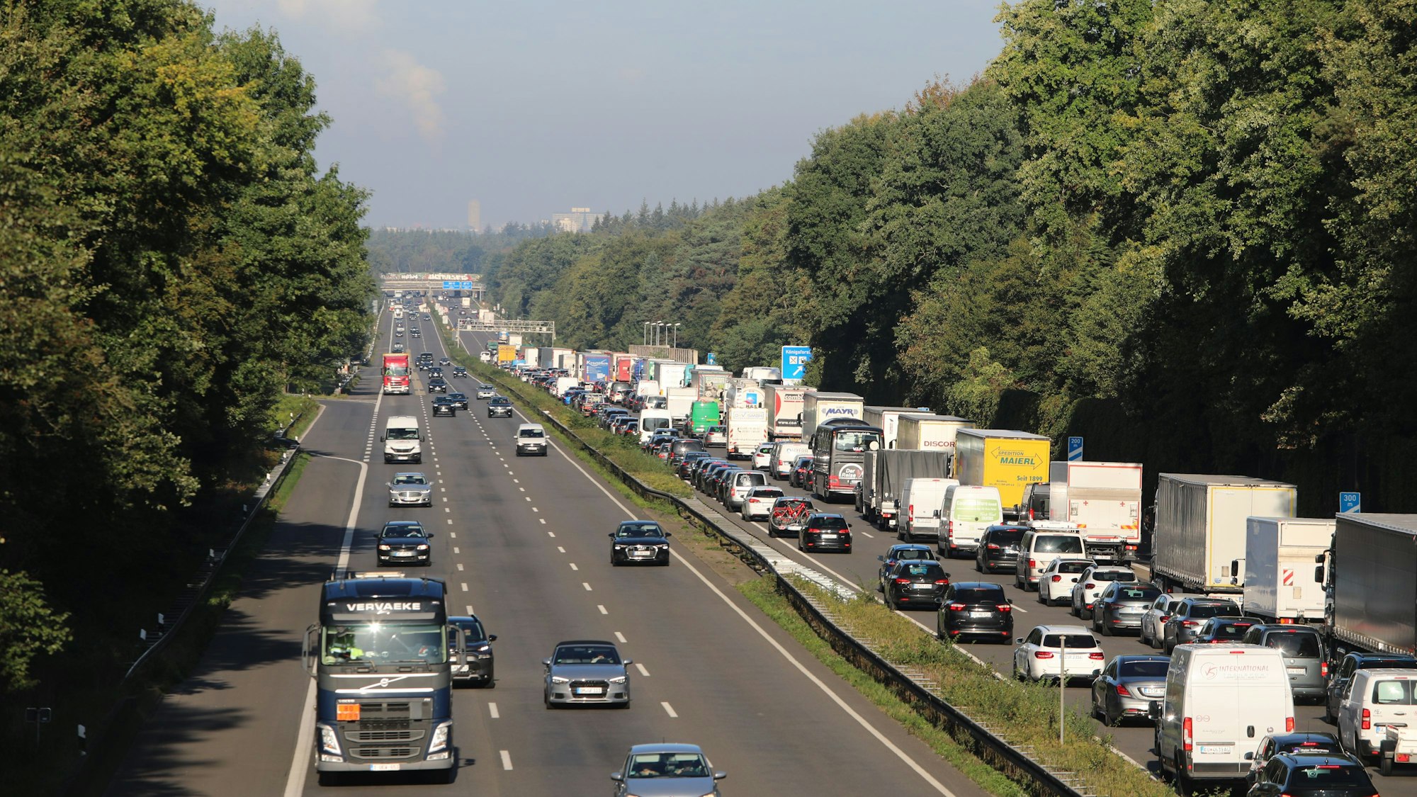 Stau auf der Autobahn 3 bei Rösrath.
