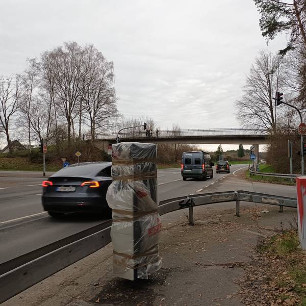 An der Kreuzung am Stallberg Bundesstraße 56 steht ein abgebrannter Blitzer neben der Ampel, die grün zeigt. Autos fahren vorbei.
