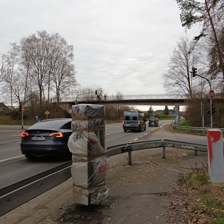 An der Kreuzung am Stallberg Bundesstraße 56 steht ein abgebrannter Blitzer neben der Ampel, die grün zeigt. Autos fahren vorbei.
