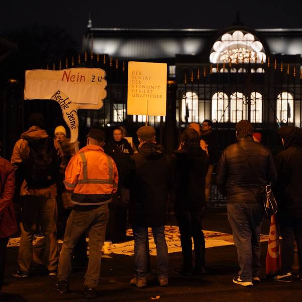 Demonstranten vor der Kölner Flora