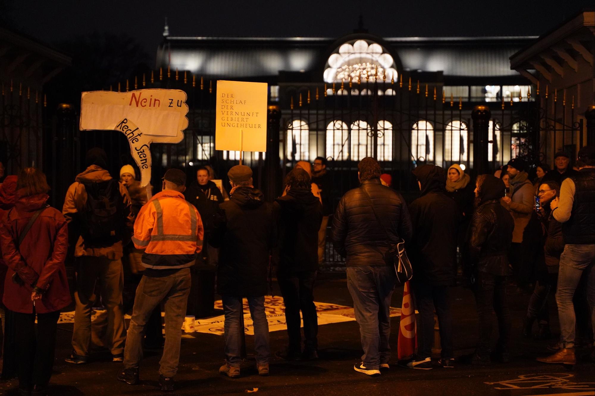 Demonstranten vor der Kölner Flora