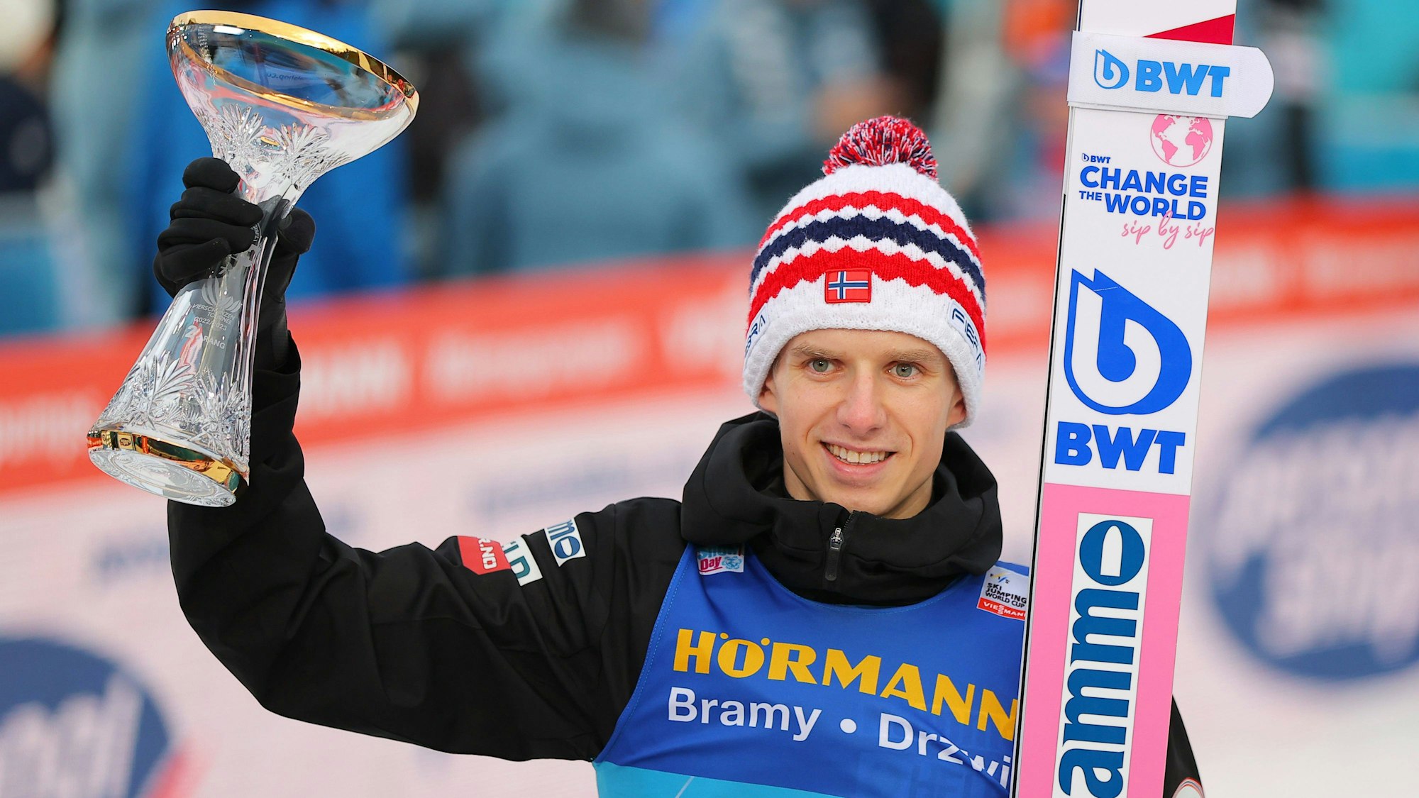 Granerud präsentiert im Auslauf der Bergisel-Schanze von Innsbruck den Pokal, den er für Rang zwei erhielt.