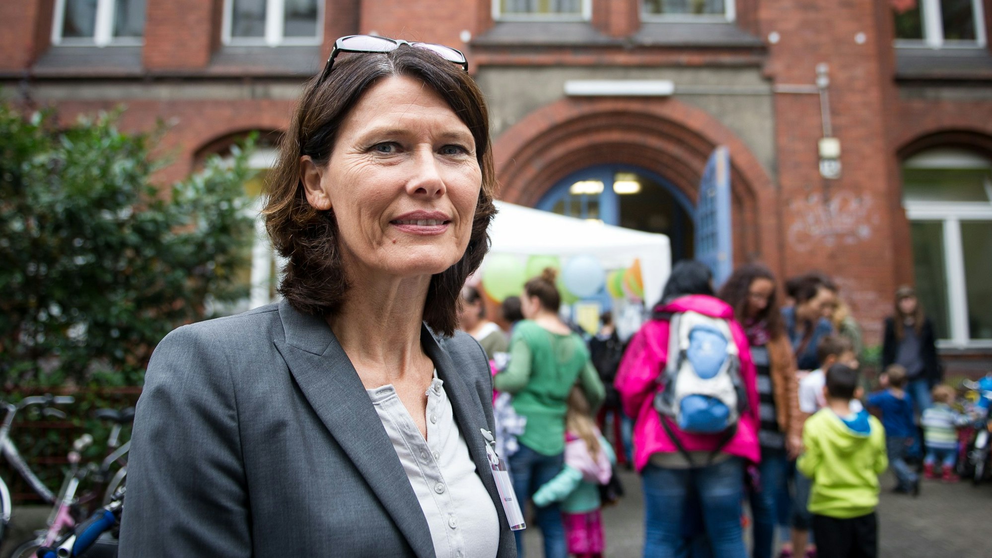 Cordula Heckmann vor der Gemeinschaftsschule auf dem Campus Rütli.