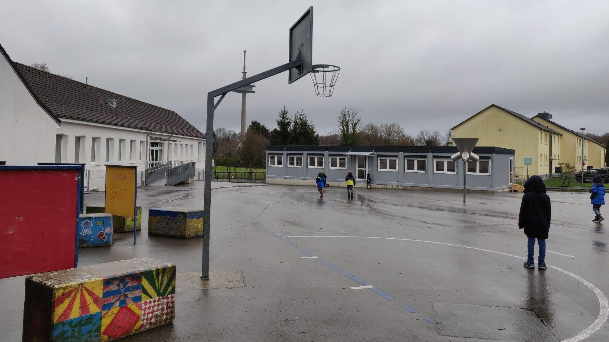 Durch eine Containeranlage mit zwei Räumen konnte die Verwaltung zum Schuljahr die Anzahl der OGS-Betreuungsplätze in der Grundschule Witzhelden auf 175 steigern.