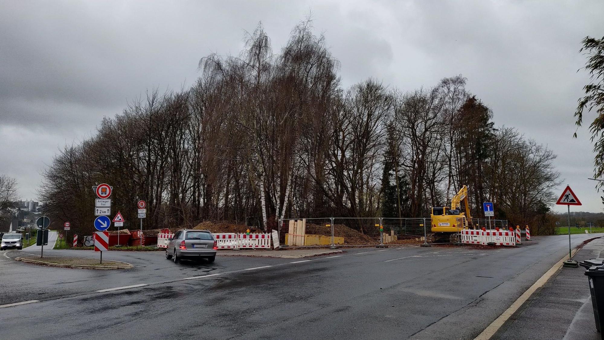 In der Ortschaft Paffenlöh wird der Verkehr an den Absperrungen über die Luisenstraße nach Burscheid umgeleitet.