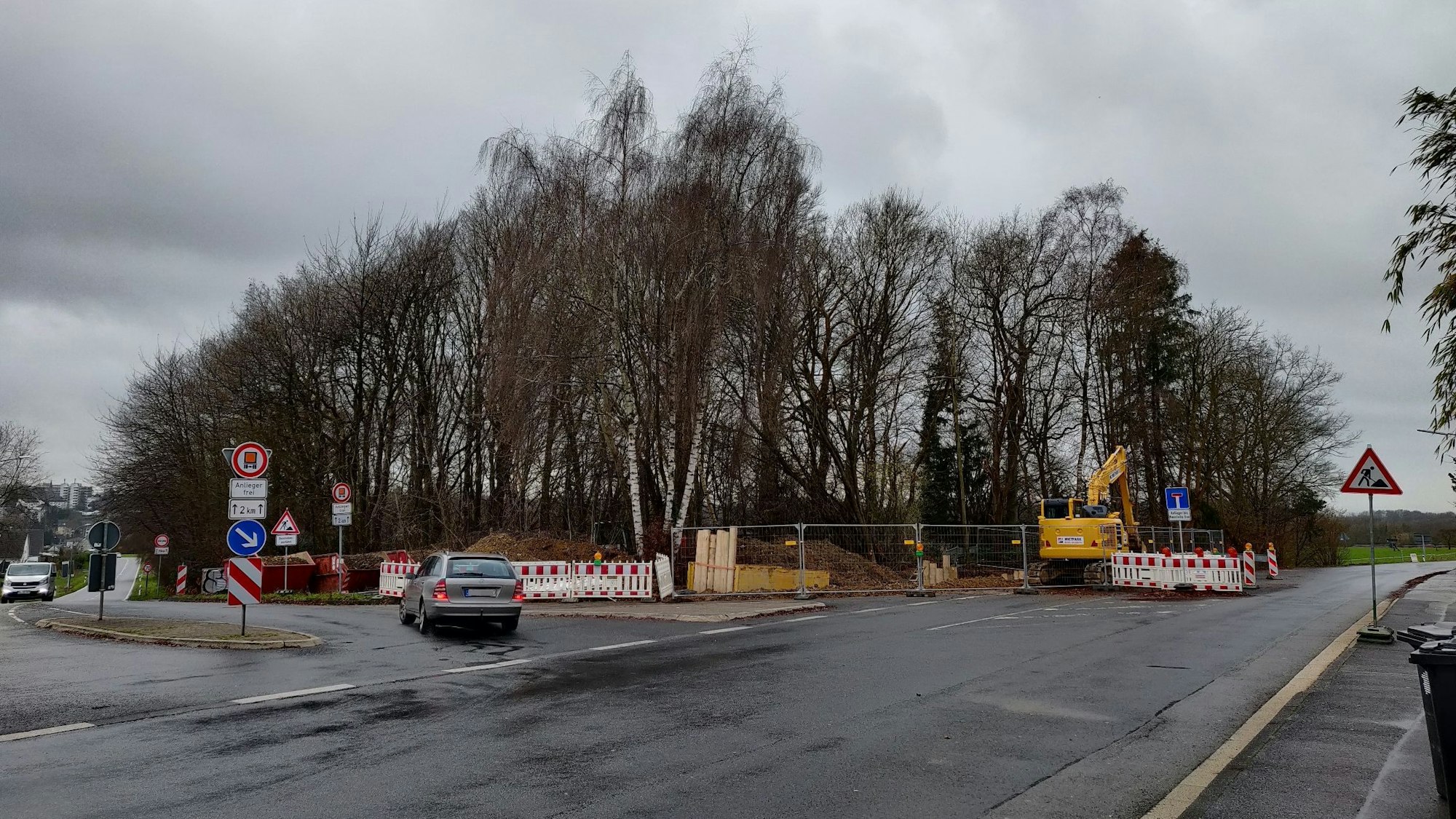 In der Ortschaft Paffenlöh wird der Verkehr an den Absperrungen über die Luisenstraße nach Burscheid umgeleitet.