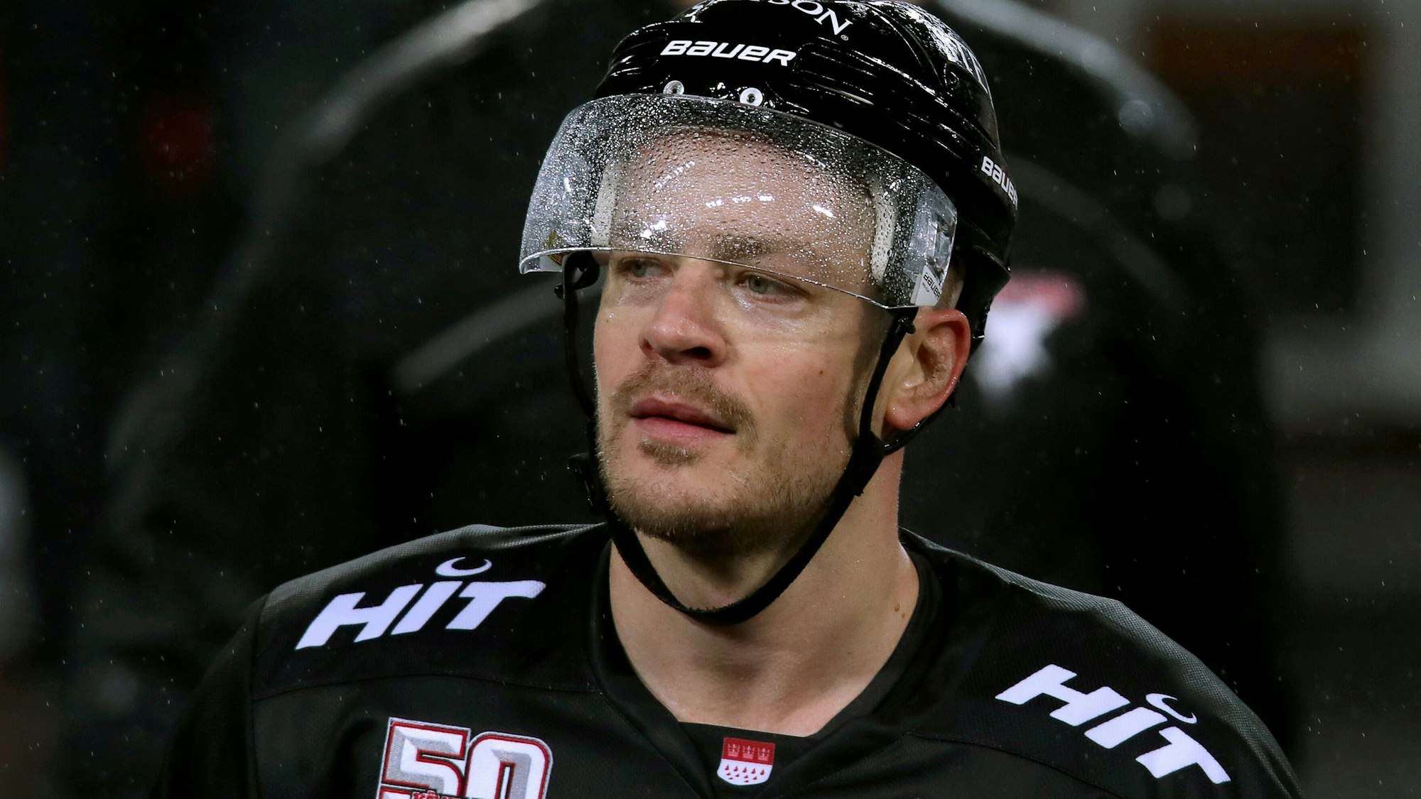Köln, 22.12.2022, Eishockey, Penny DEL, 34. Spieltag, Cologne Stadium Series, RheinEnergieSTADION, Kölner Haie - Fischtown Pinguins Bremerhaven: Moritz Müller von Kölner Haie nach dem Regenspieltag im Portrait Nordrhein-Westfalen Deutschland *** Cologne, 22 12 2022, ice hockey, penny DEL, 34 match day, Cologne Stadium Series, RheinEnergieSTADION, Kölner Haie Fischtown Pinguins Bremerhaven Moritz Müller of Kölner Haie after the rain match day portrait North Rhine Westphalia Germany