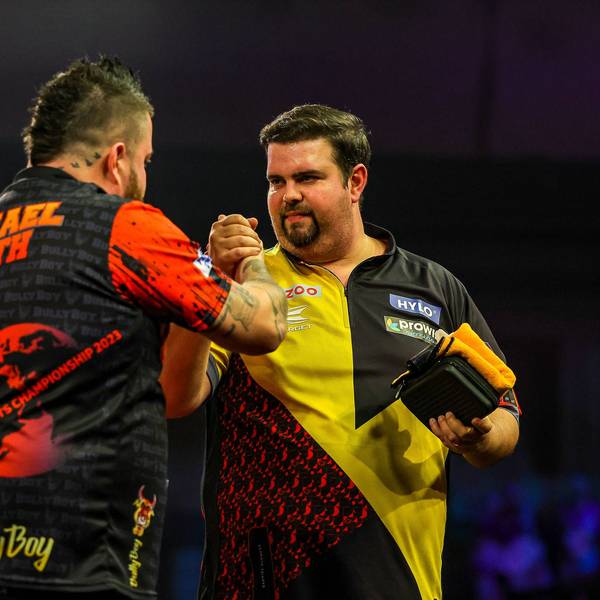 Die Darts-Spieler Gabriel Clemens und Michael Smith geben sich auf der Bühne die Hand.