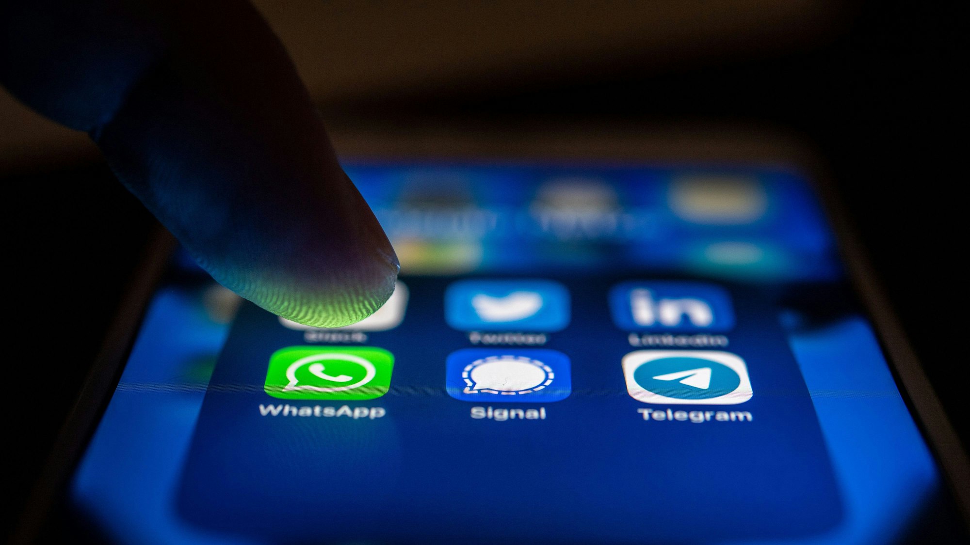 Jemand tippt auf den Bildschirm eines Smartphones.