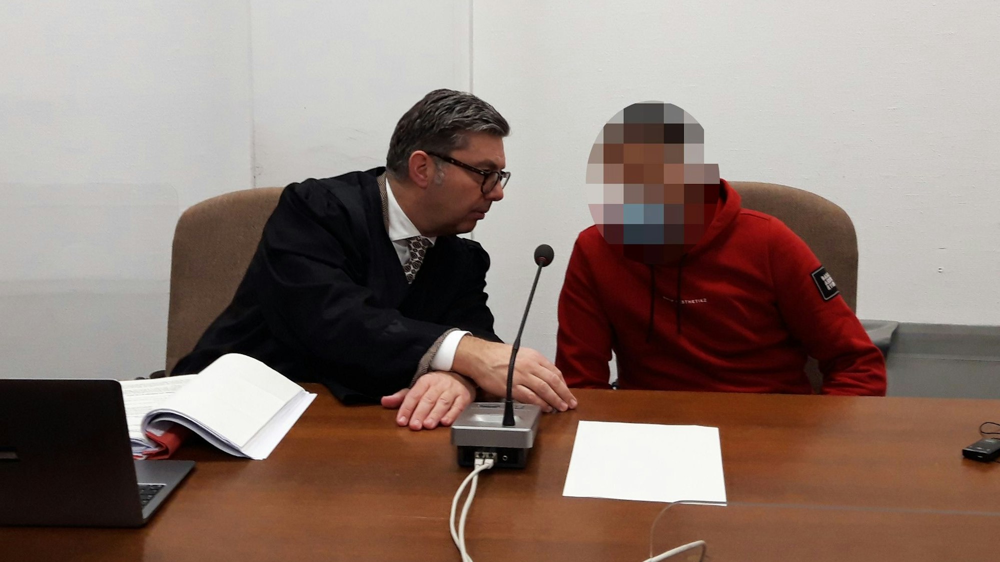 Das Bild zeigt einen Anwalt mit seinem 23 Jahre alten Mandanten. Der junge Mann ist mit zehn Kilogramm Marihuana in Kerpen erwischt worden.