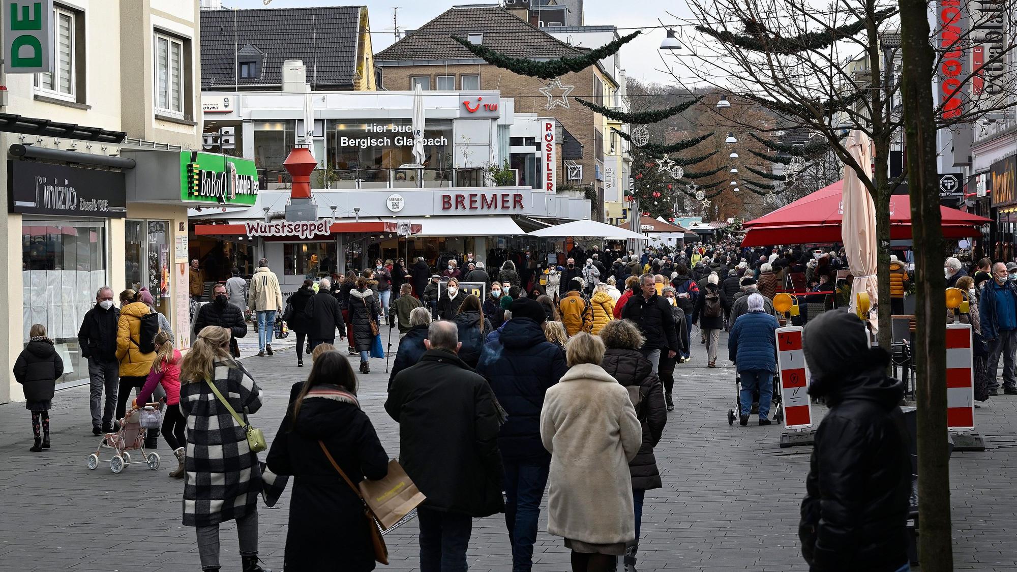 Die mit Menschen belebte Fußgängerzone in Bergisch Gladbach.