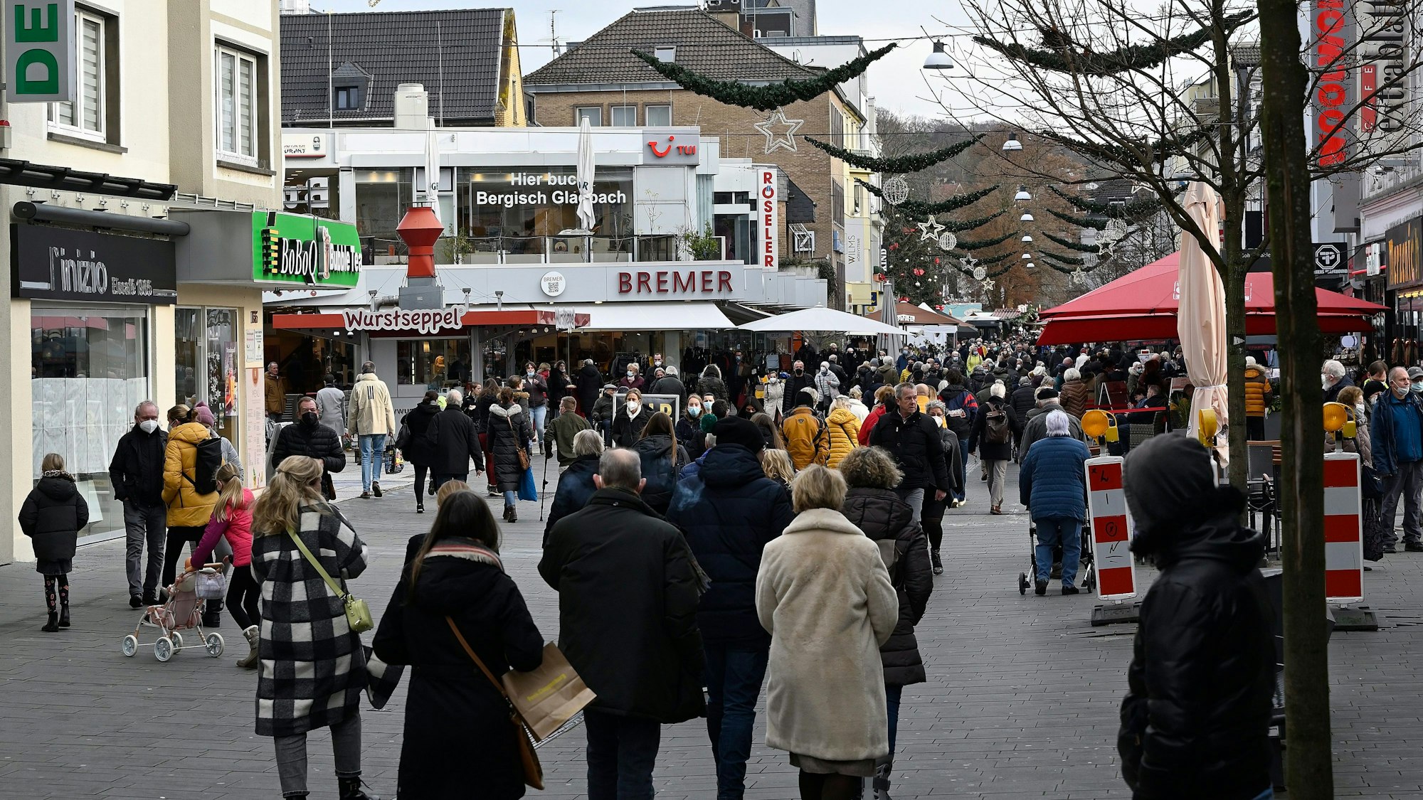 Die mit Menschen belebte Fußgängerzone in Bergisch Gladbach.