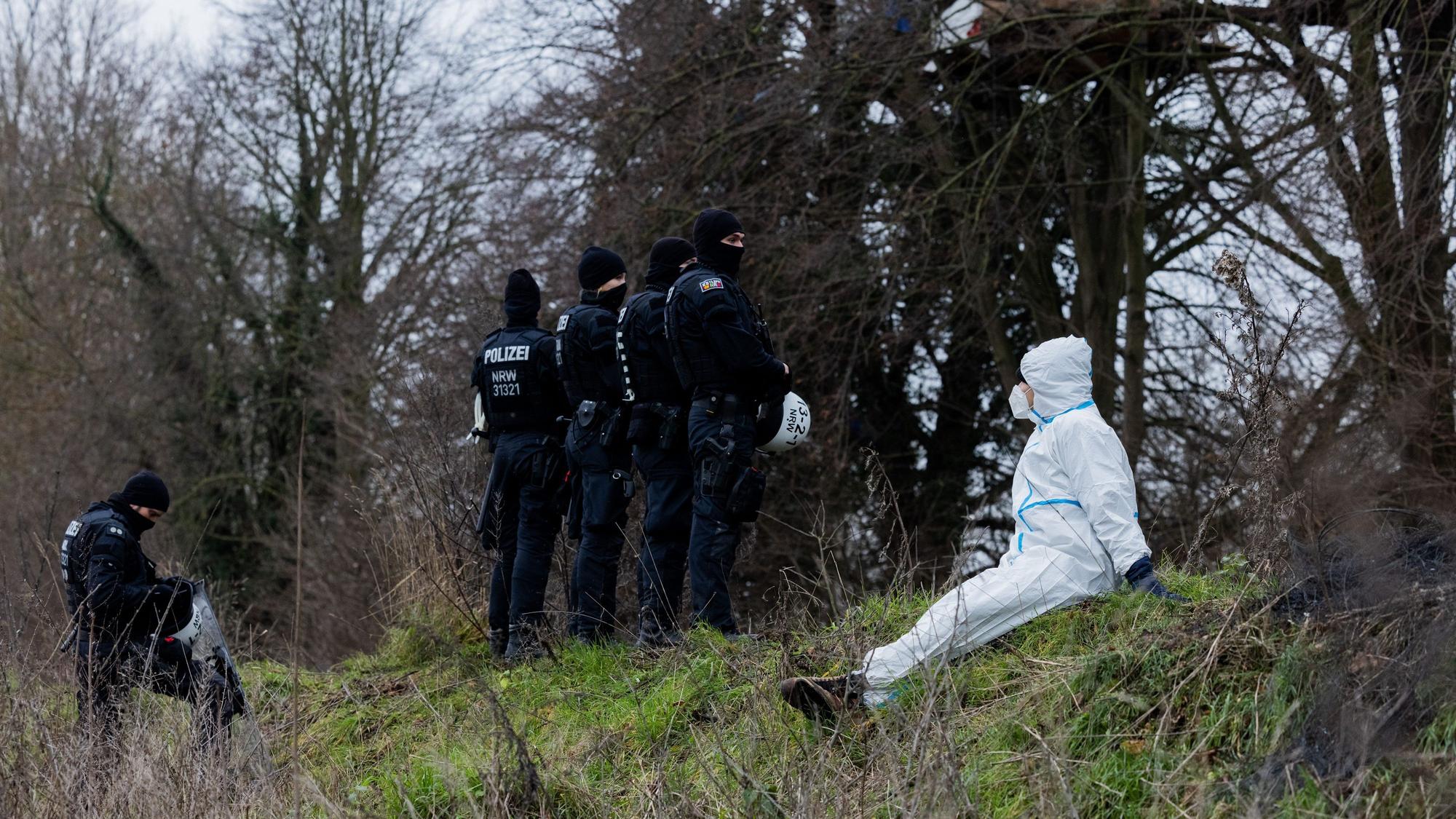 Eine Umweltaktivistin sitzt unmittelbar an der Abrisskante des Braunkohletagebaus Garzweiler II.