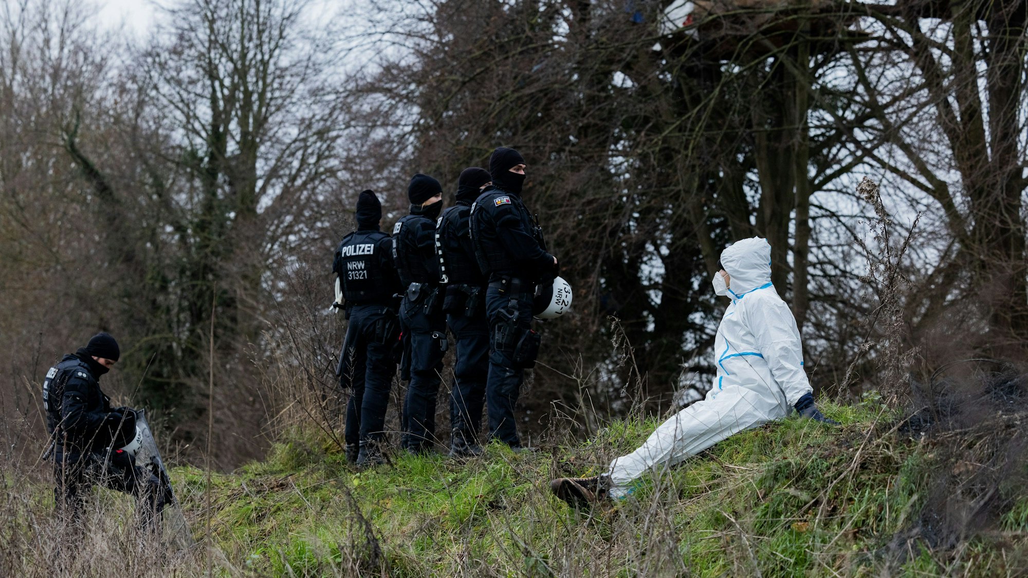 Eine Umweltaktivistin sitzt unmittelbar an der Abrisskante des Braunkohletagebaus Garzweiler II.