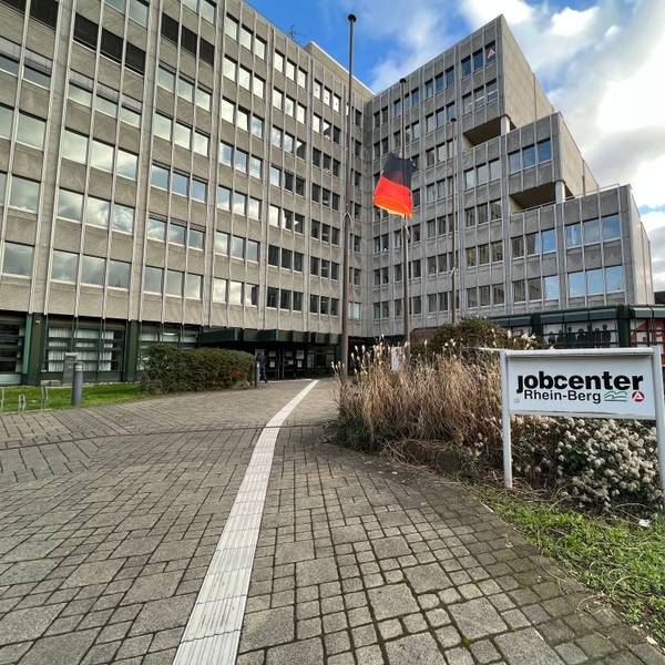 Die Agentur für Arbeit Bergisch Gladbach und das Jobcenter Rhein-Berg sind in demselben Gebäude an der Bensberger Straße in Bergisch Gladbach untergebracht.