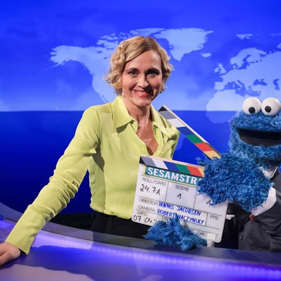 Caren Miosga, Moderatorin ARD-Tagesthemen, und das Krümelmonster aus der „Sesamstraße“ bei einem Fototermin am Studio-Set.