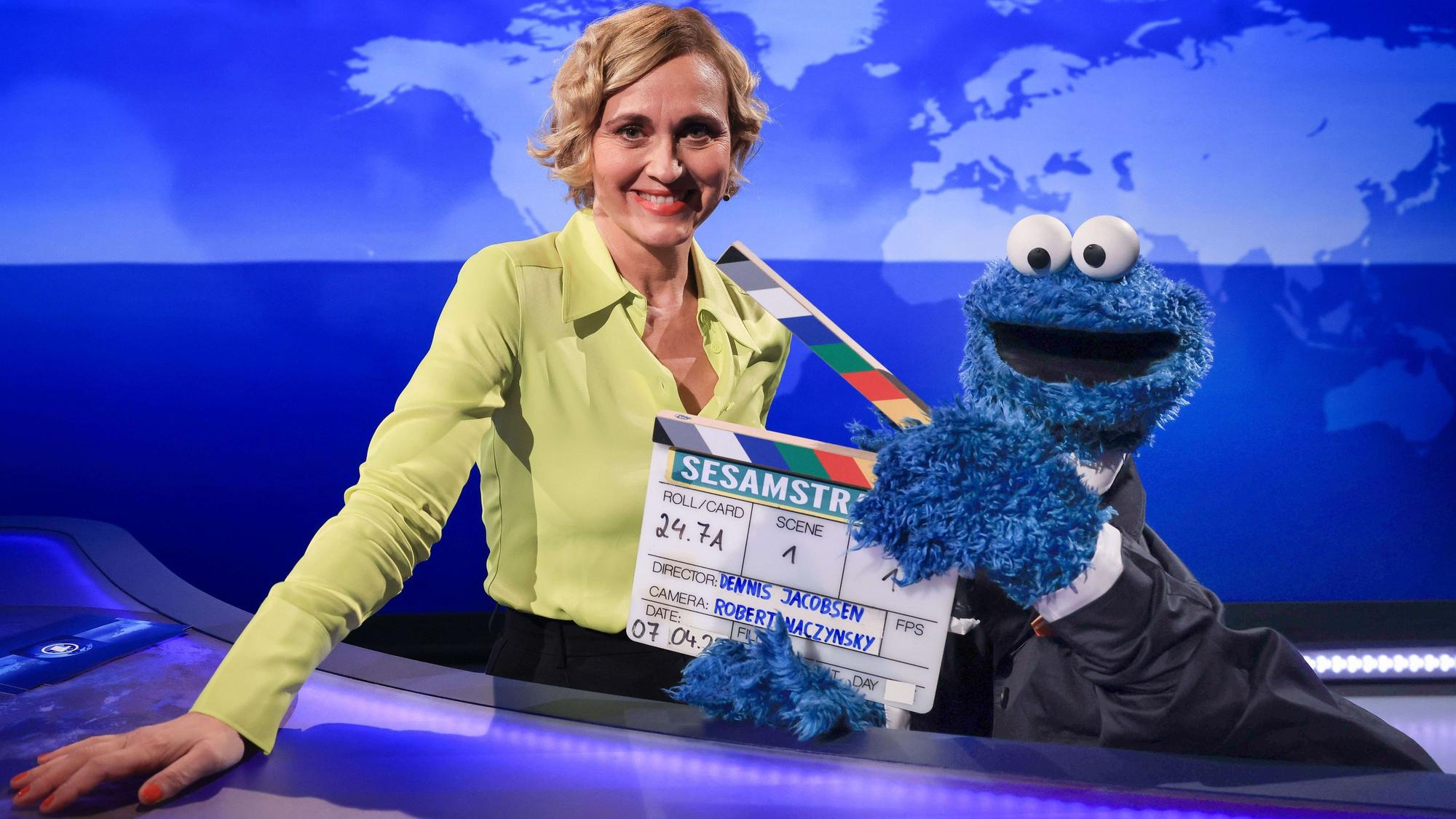 Caren Miosga, Moderatorin ARD-Tagesthemen, und das Krümelmonster aus der „Sesamstraße“ bei einem Fototermin am Studio-Set.