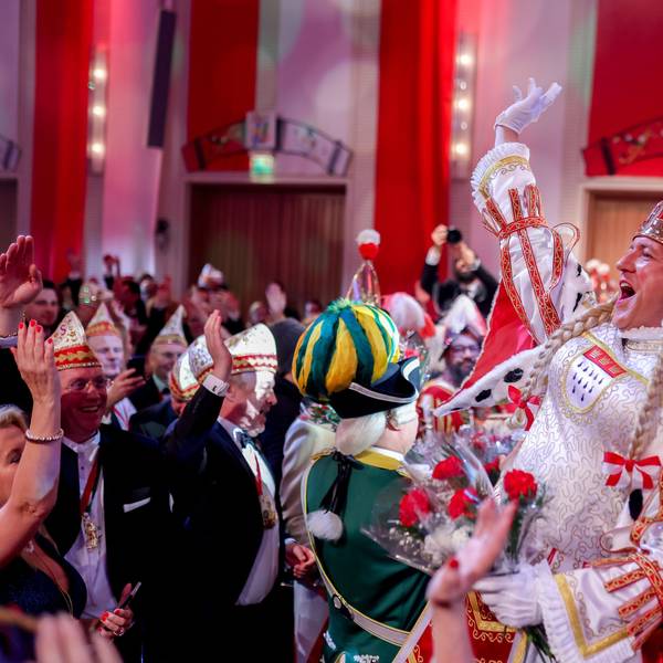 Jecken im rot-weißen Saal