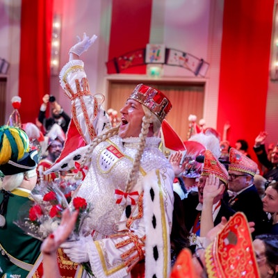 Jecken im rot-weißen Saal