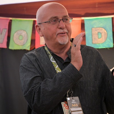 Peter Gabriel klatscht in die Hände.