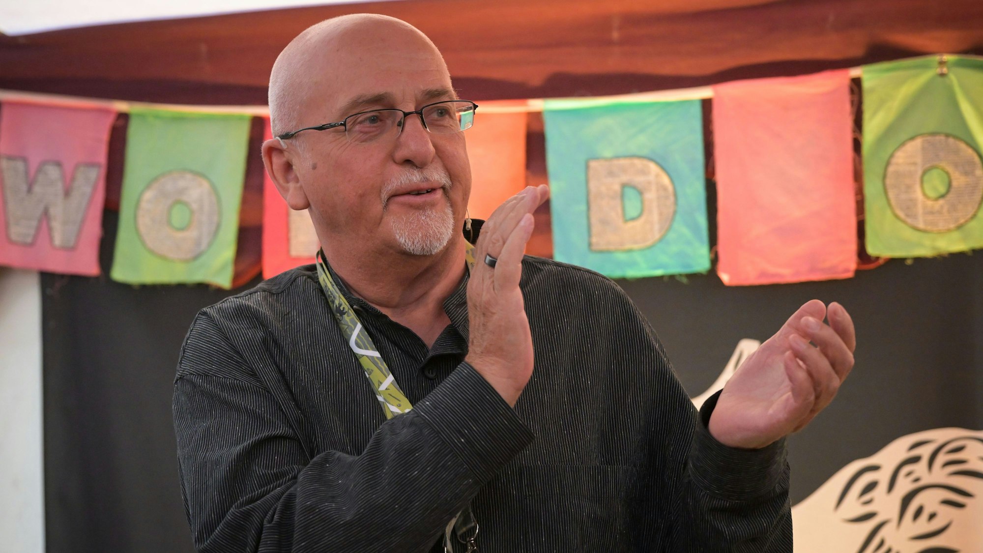 Peter Gabriel klatscht in die Hände.