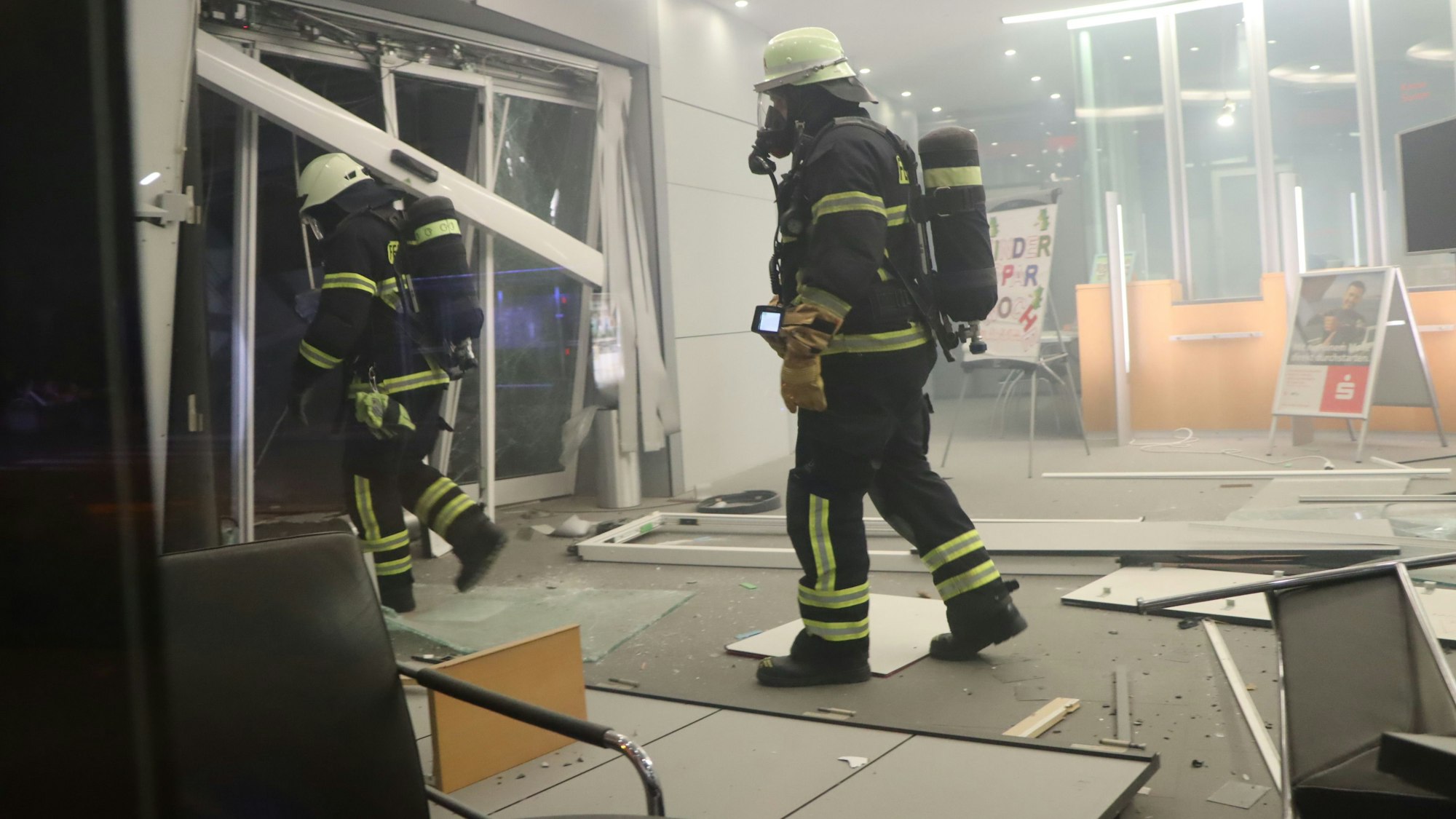 Das Foto stammt aus dem Oktober 2022. Damals wurde der Geldautomat im Rewe-Markt in Erftstadt-Liblar aufgesprengt. Große Teile des Eingangsbereichs wurden zerstört.