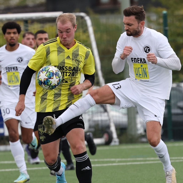 Marialindens André Peters führt den Ball vor der Brust an seinem Gegenspieler vorbei.