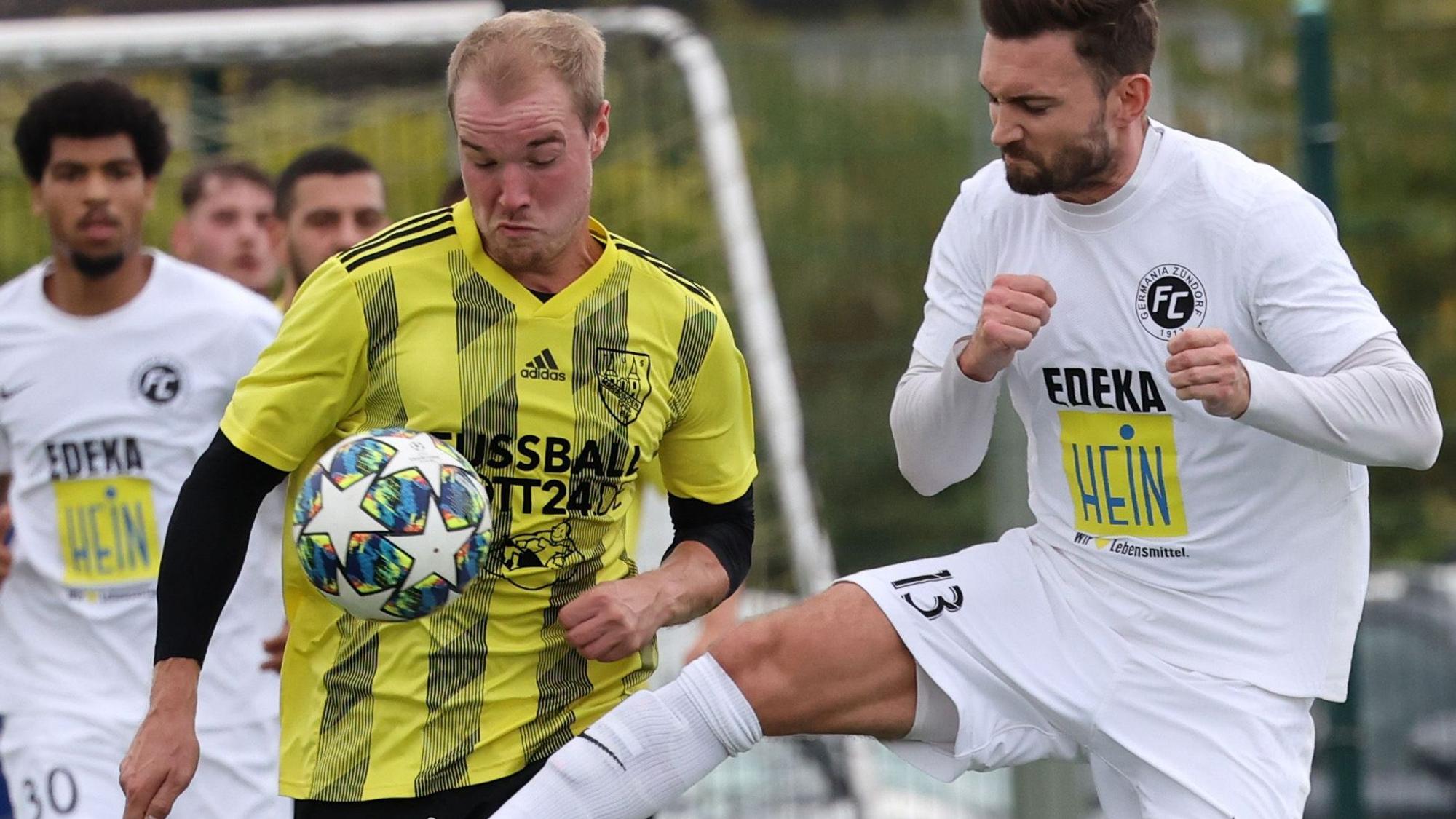 Marialindens André Peters führt den Ball vor der Brust an seinem Gegenspieler vorbei.
