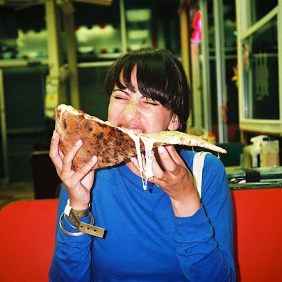 Frau beißt in Riesenpizza