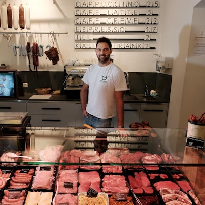 Sebastian Friedrichs steht hinter einer Fleischtheke.