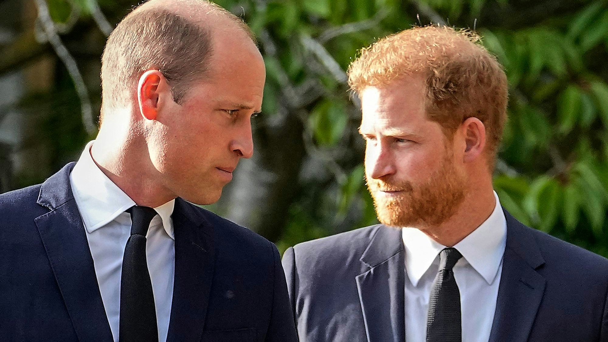 William (l), Prinz von Wales, und der britische Prinz Harry, Herzog von Sussex, schauen aneinander vorbei.