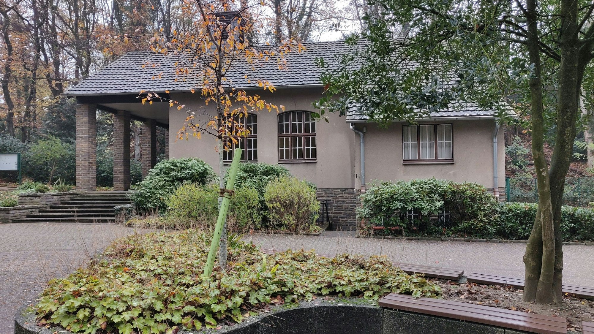 Trauerhalle des Friedhofs Kellerhansberg von außen