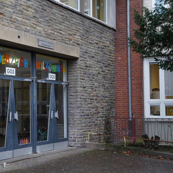 Das Bild zeigt den Haupteingang der GGS Freiligrathstraße in Köln-Lindenthal.