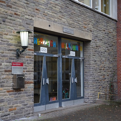 Das Bild zeigt den Haupteingang der GGS Freiligrathstraße in Köln-Lindenthal.