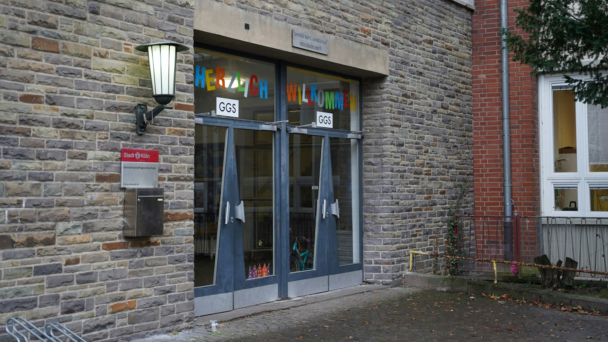 Das Bild zeigt den Haupteingang der GGS Freiligrathstraße in Köln-Lindenthal.