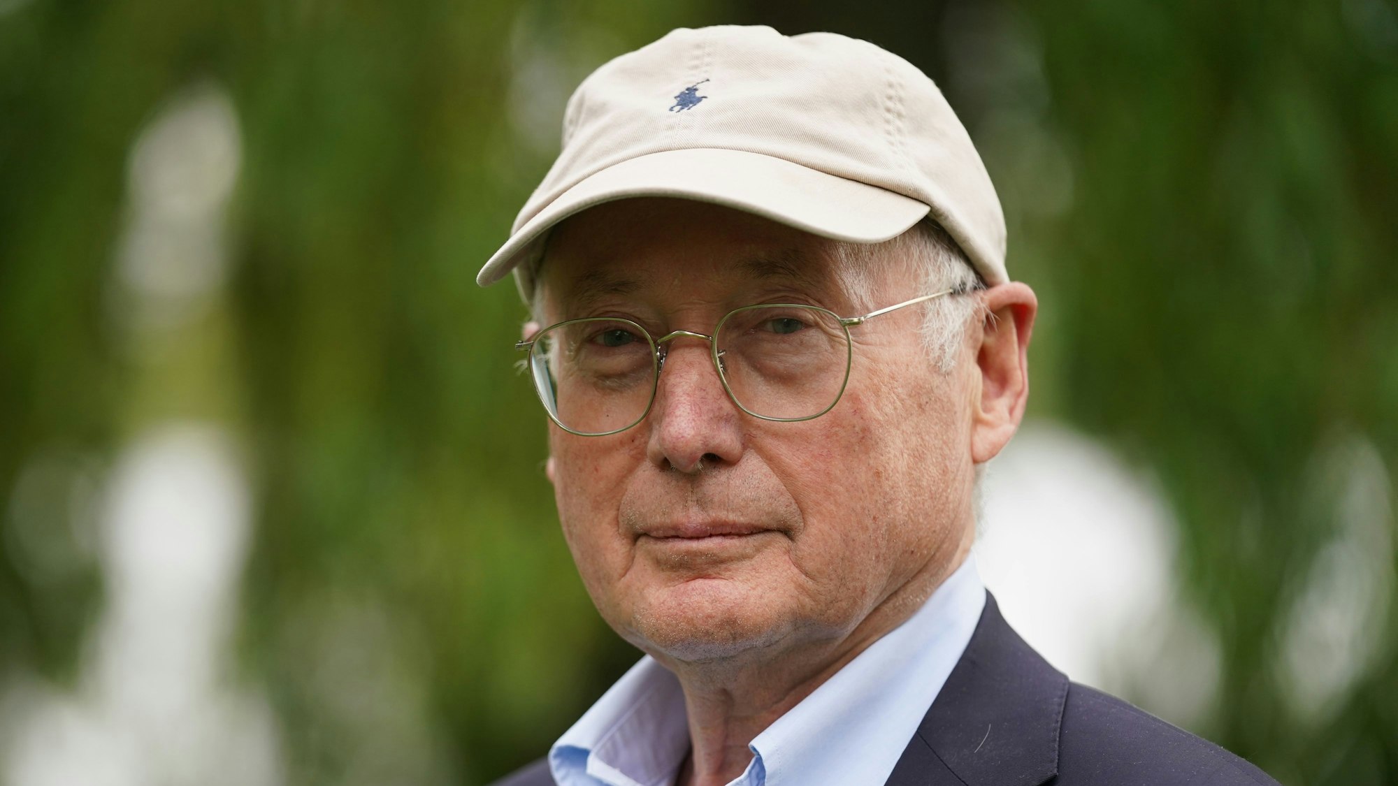 Der echte Stefan Aust, er geht juristisch gegen die Verbreitung des Satireplakats vor. Der ehemalige Chefredakteur des Nachrichtenmagazins „Der Spiegel“ ist heute unter anderem Herausgeber der Wochenzeitung „Welt am Sonntag“.