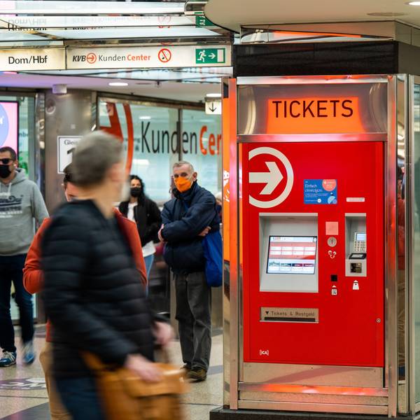 Ein Ticketautomat der KVB am Kölner Neumarkt