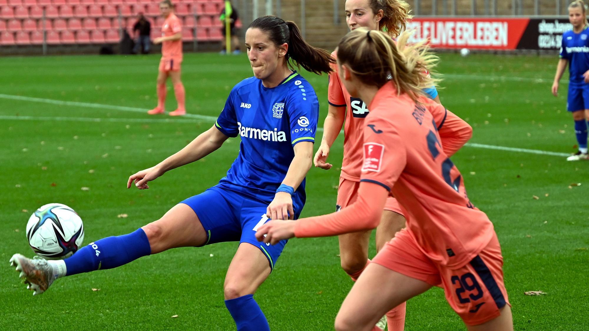 Fußball
Pokal Frauen
Bayer 04 Leverkusen - Hoffenheim
links: Milena Nikolic (Bayer)
Foto: Uli Herhaus