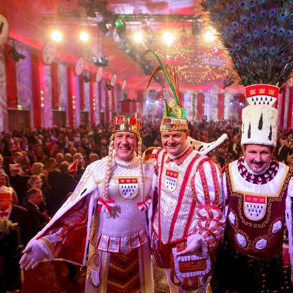 Frisch proklamiert: Jungfrau Agrippina (Andre Fahnenbruck), Prinz Boris I. (Boris Müller) und Bauer Marco (Marco Schneefeld) im Gürzenich in Köln.