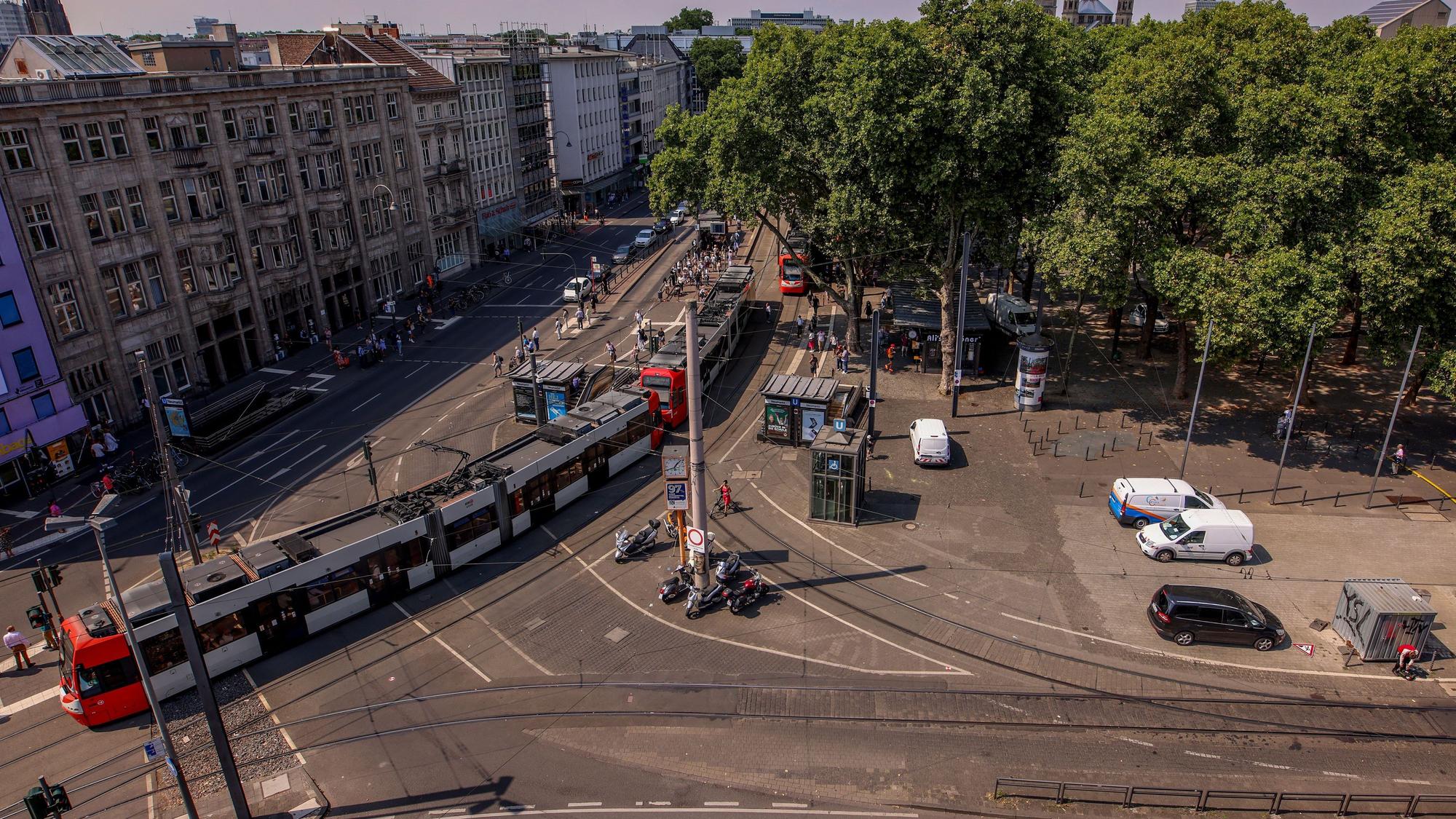 Das Bild zeigt den Neumarkt, eine Stadtbahn und Autos von oben aufgenommen.