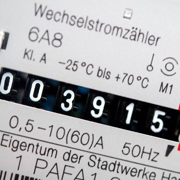 Ein Wechselstromzähler zeigt den aktuellen Zählerstand in Kilowattstunden in einem Haushalt an.