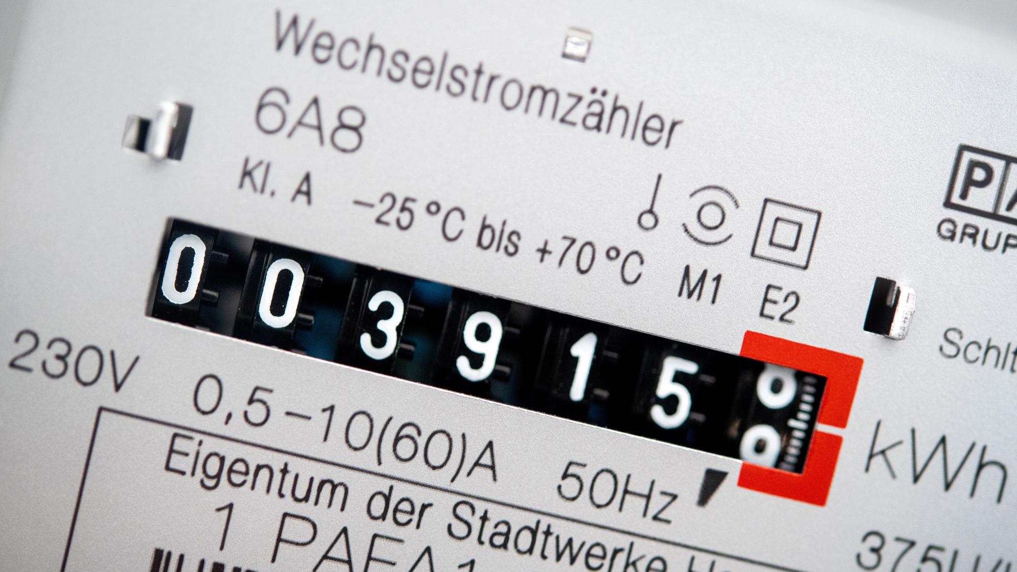 Ein Wechselstromzähler zeigt den aktuellen Zählerstand in Kilowattstunden in einem Haushalt an.