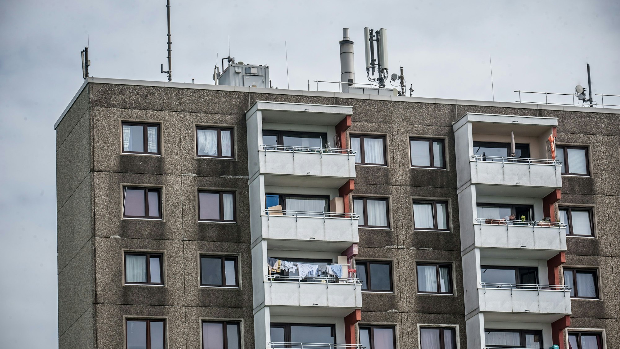 Die Anwohner der Derr-Siedlung klagen seit Jahren über Schimmel, Dreck und Müll. Es ändert sich wenig.