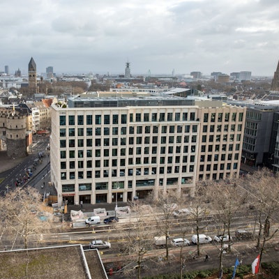 Blick auf den Rudolfplatz: Links das Hahnentor, im Hintergrund der Kölner Dom.