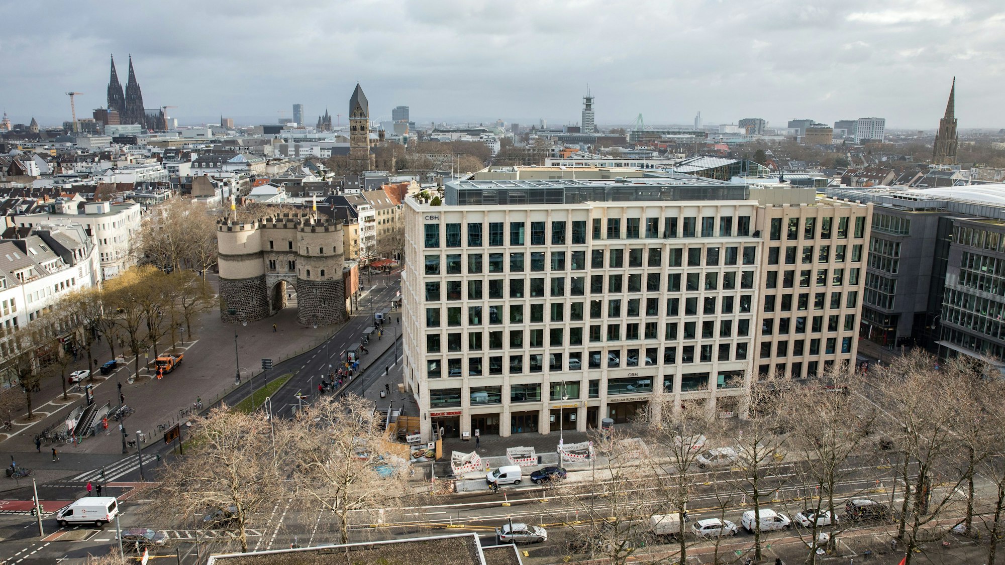 Das Bild zeigt den Blick von einem hohen Gebäude auf den Rudolfplatz.