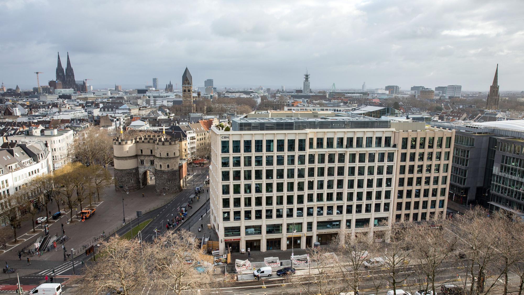 Der neue Rudolfplatz: Rechts die neuen Bürohäuser, links die Hahnentorburg.
