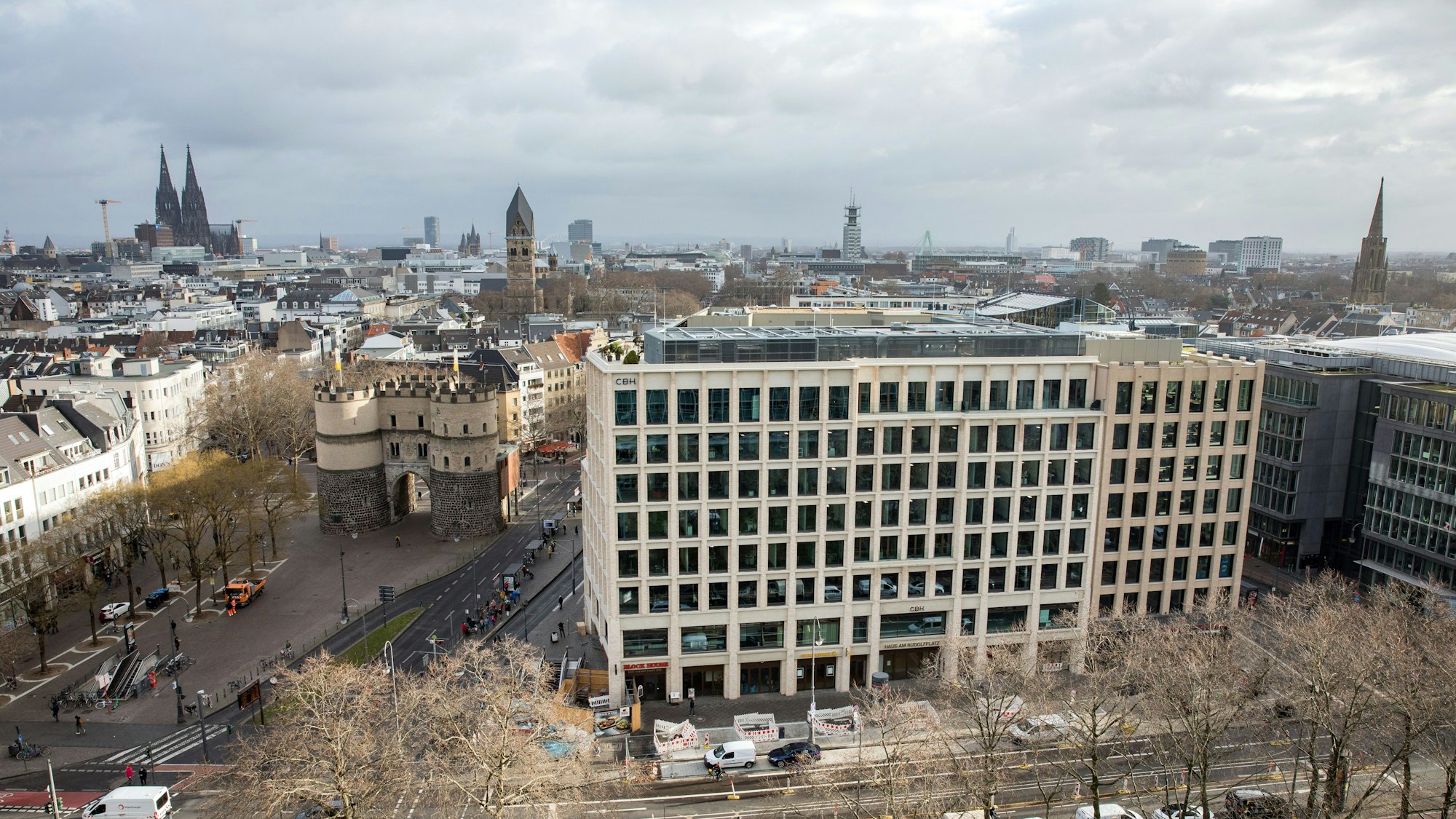 Der neue Rudolfplatz: Rechts die neuen Bürohäuser, links die Hahnentorburg.