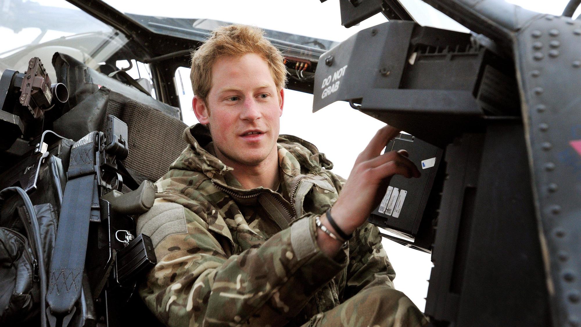 Prinz Harry sitzt im Cockpit eines Apache-Hubschraubers.